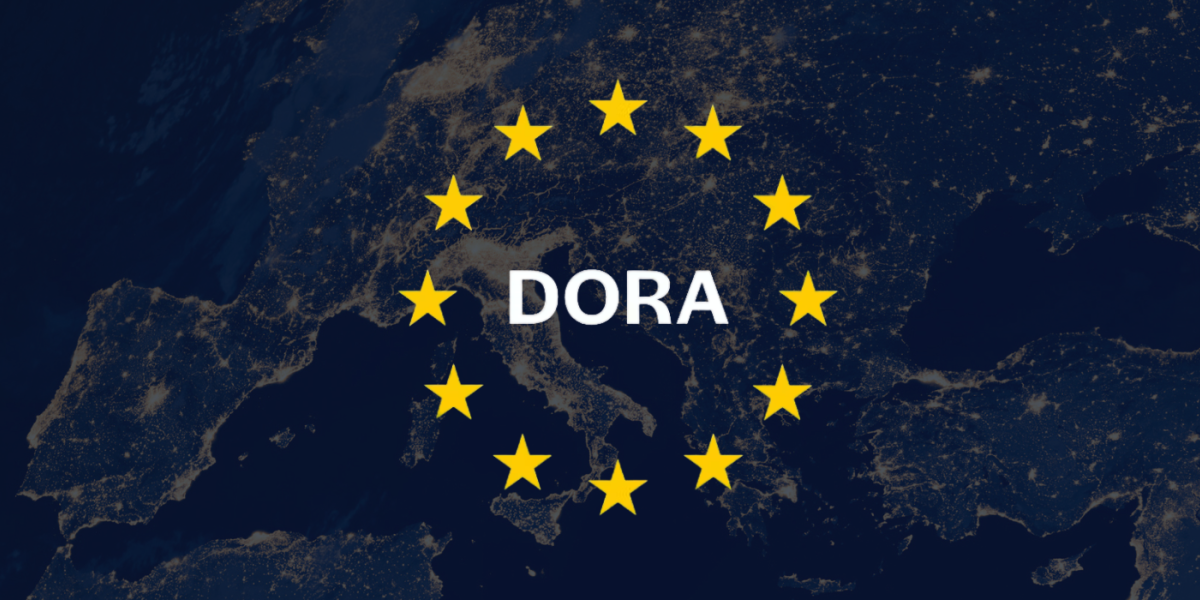 Słowo DORA otoczone gwiazdami flagi UE, wszystko na zaplanowanym tle
